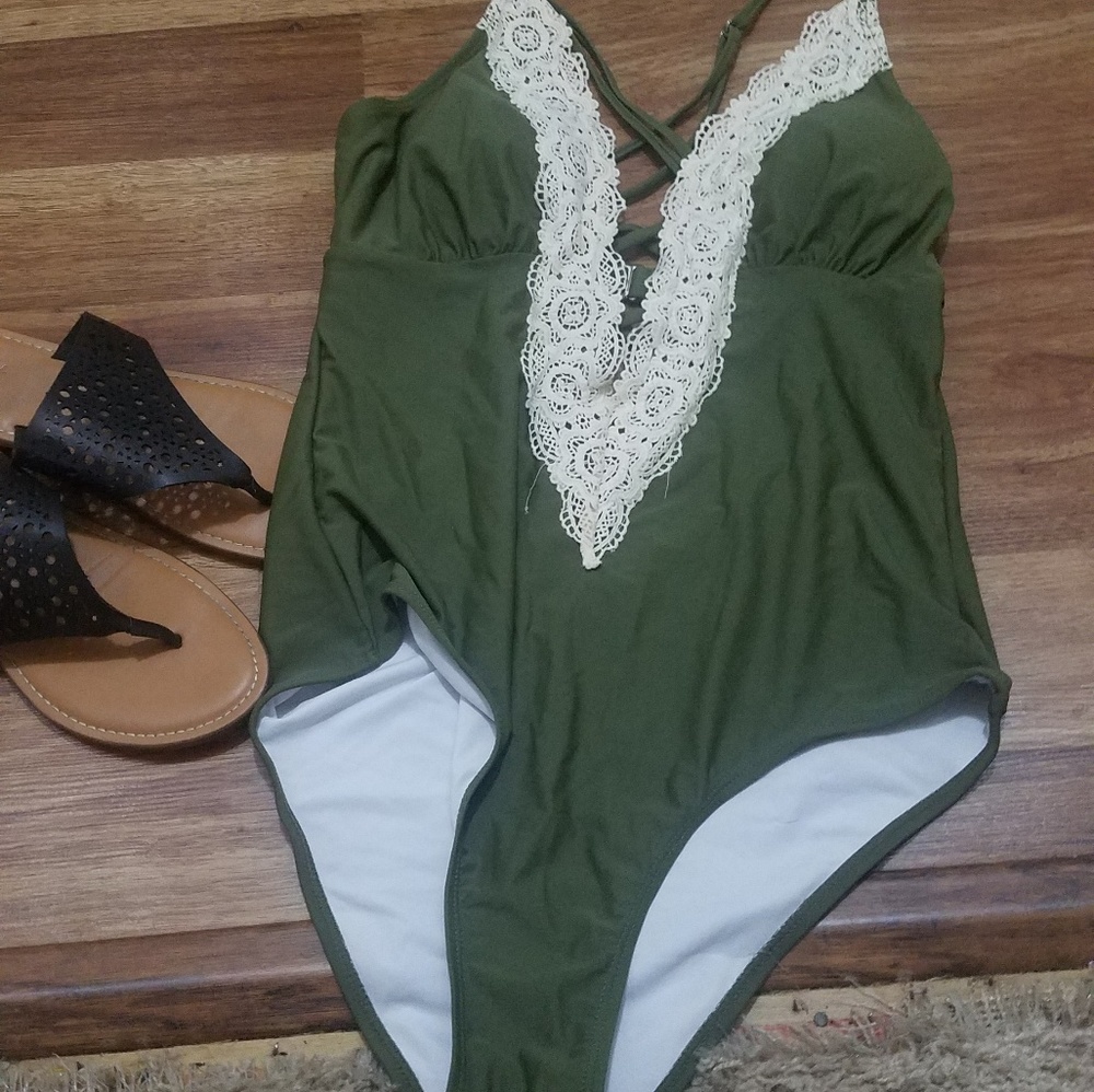 🍃Green lace bathing suit